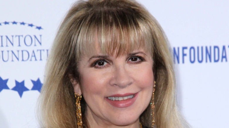 Stevie Nicks souriante
