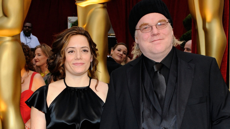 Mimi O'Donnell and Philip Seymour Hoffman dressed in black at Oscars