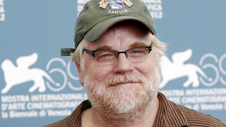 Philip Seymour Hoffman smiling in baseball cap