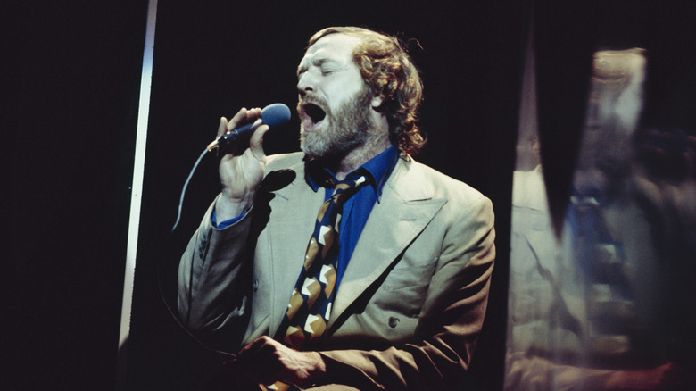 Richard Harris performing with mic