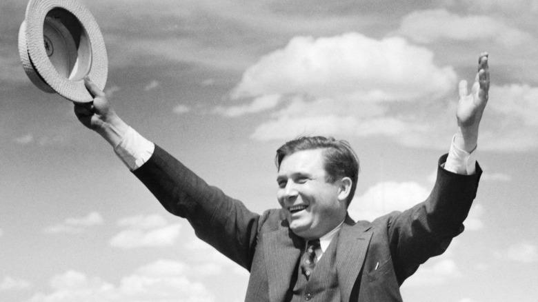 Wendell Willkie raises his hat