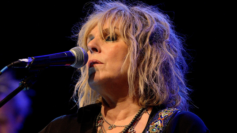 lucinda williams playing live in 2017