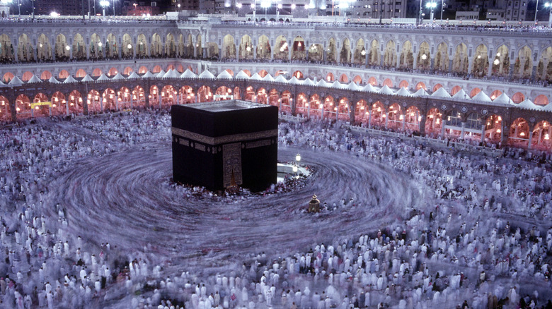 pilgrims circle kaaba