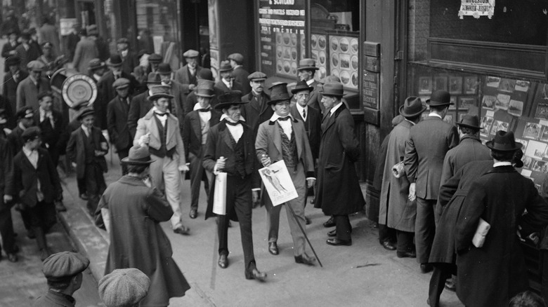 British dandies walking