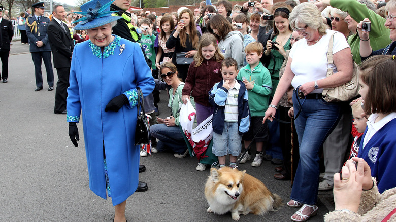 The queen and her corgi meet with a crowd