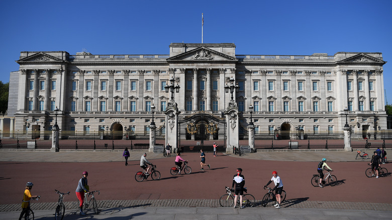 Buckingham Palace bicyclists