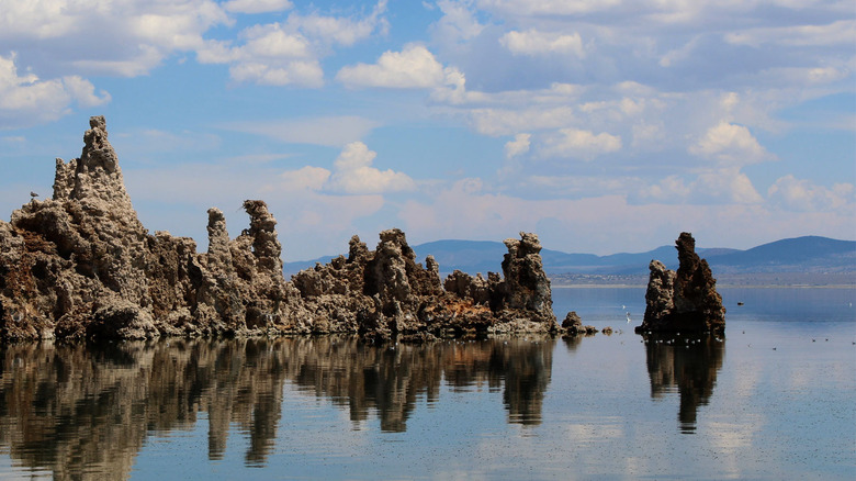 https://commons.wikimedia.org/wiki/File:Mono_Lake_Tufa.JPG