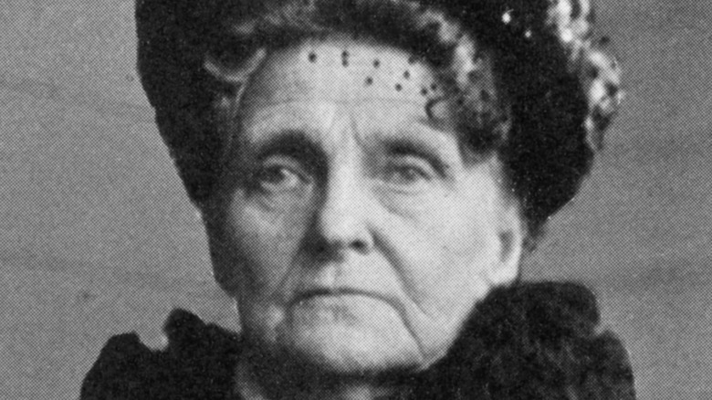 Hetty Green posing for portrait