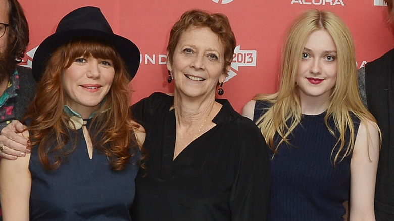 jenny lewis, naomi foner, dakota fanning red carpet