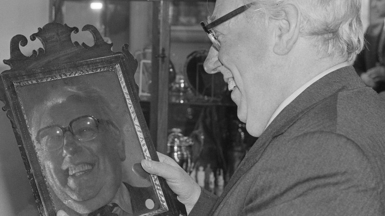 Arthur Negus with mirror