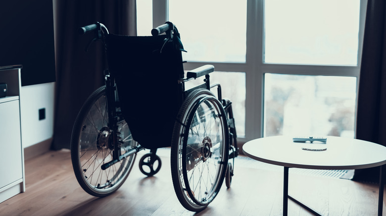 инвалидная коляска у окна