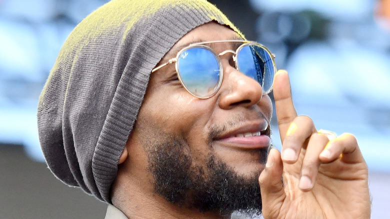  Mos Def in sunglasses