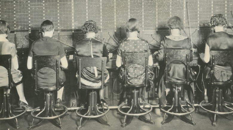 Telephone operators in 1927