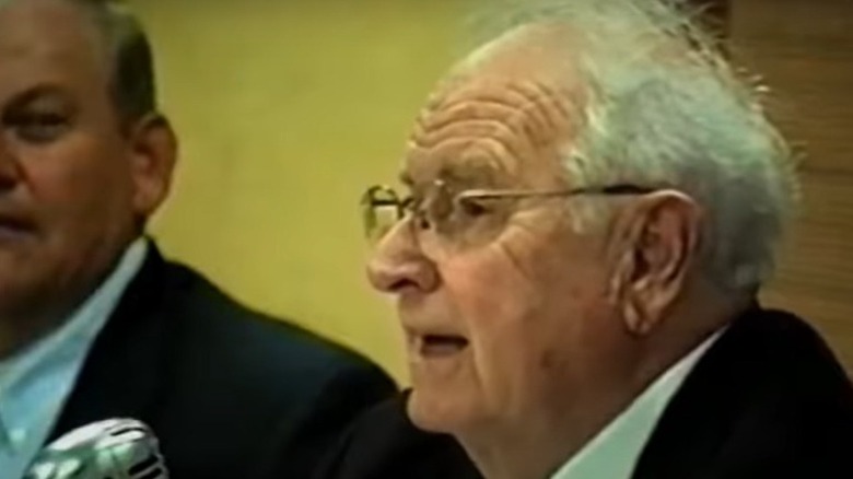 Parley Baer receiving a radio award