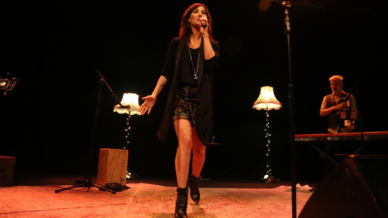 natalie imbruglia performing on stage