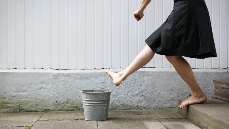 Kick the bucket' at ; phrase definition, example, and origin