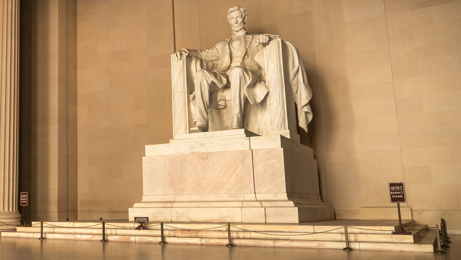 Who Carved Lincoln's Statue In The Lincoln Memorial?