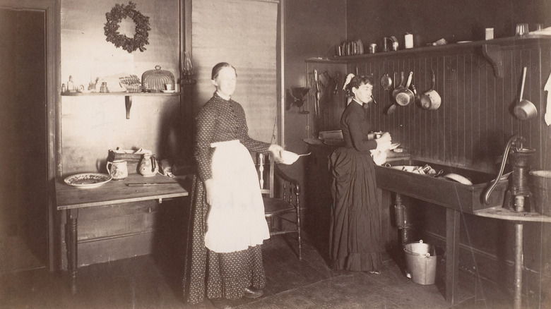 women washing dishes
