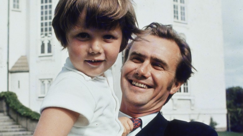 Prince Henrik lifts up Frederik