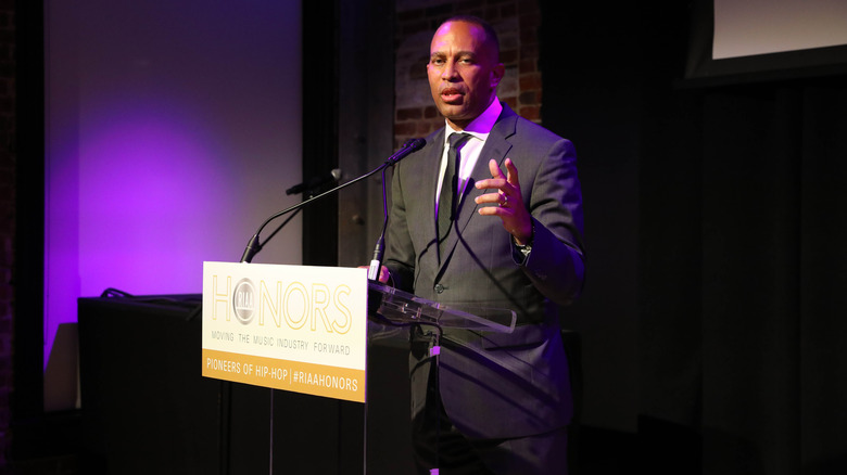hakeem jeffries at podium