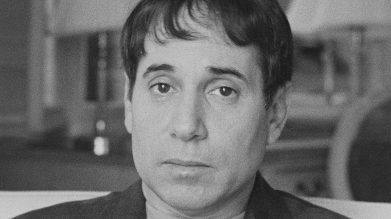 Paul Simon posing for photo