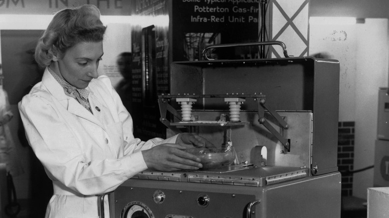 Using a microwave oven, 1947