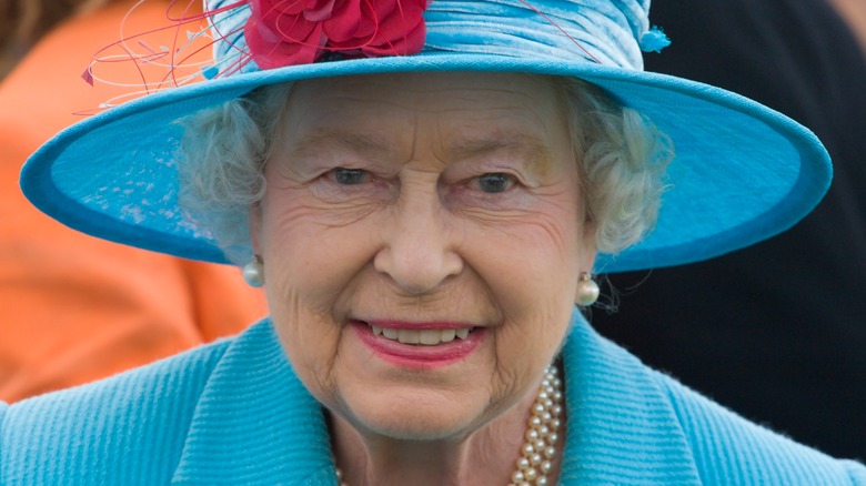 queen elizabeth ii in blue