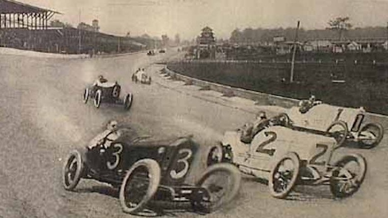 Передний ряд Indy 500 1915 года