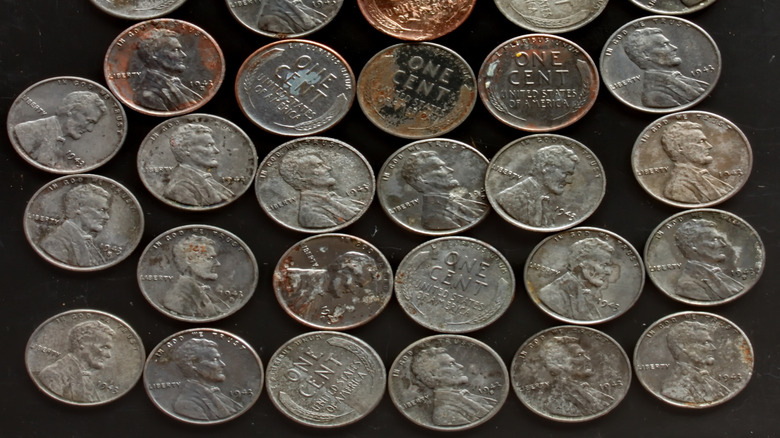 A bunch of 1943 Lincoln Wheat pennies