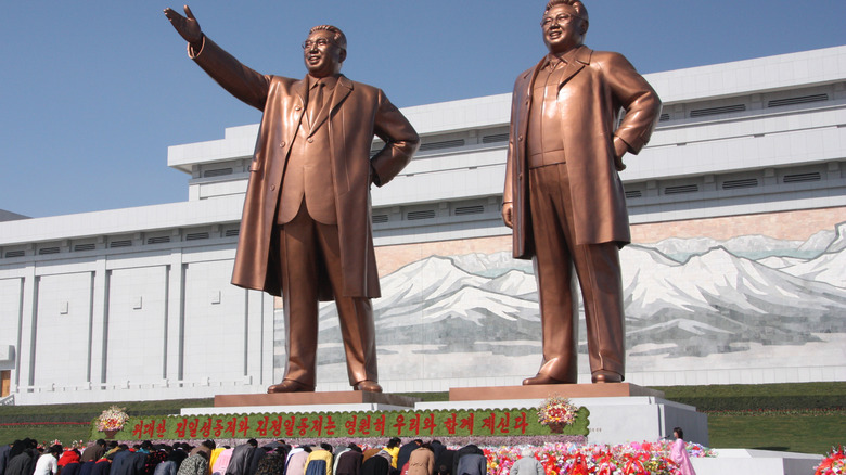 Kim Sung and Kim Jong Il statues in North Korea