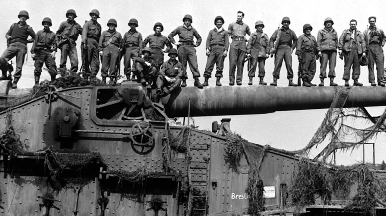 U.S. troops commandeer German rail gun