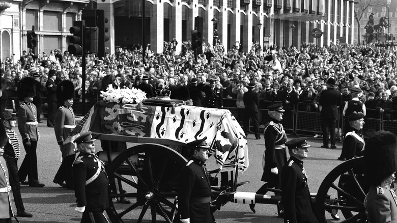 Yeomen accompany Queen Mother's coffin