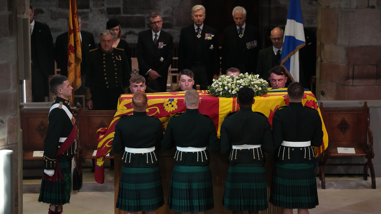 queen elizabeth's coffin and pallbearers