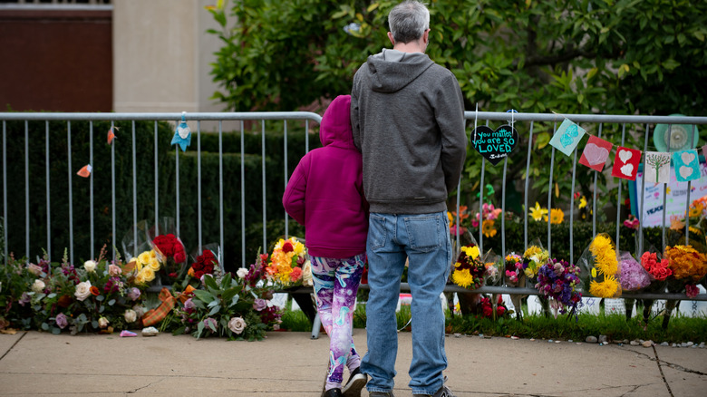 a memorial to the victims of the tree of life synagogue shooting