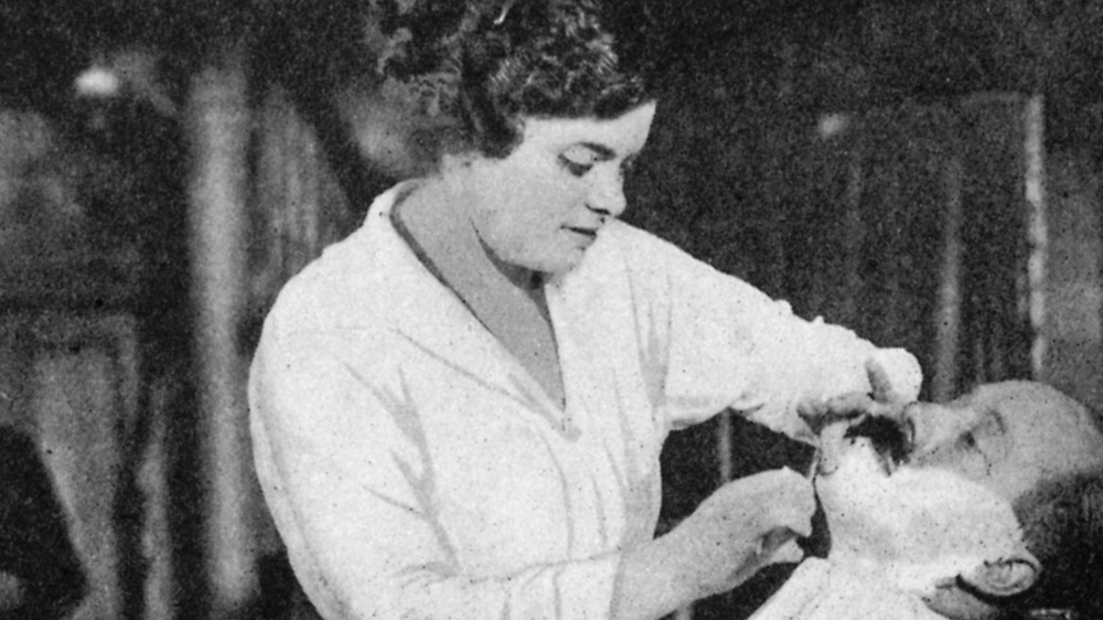 Lady barber 1917