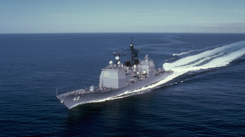 the uss vincennes at sea