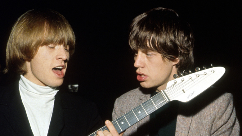 Mick jagger and Brian Jones singing in 1966