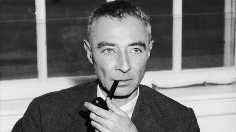 Robert Oppenheimer smoking pipe