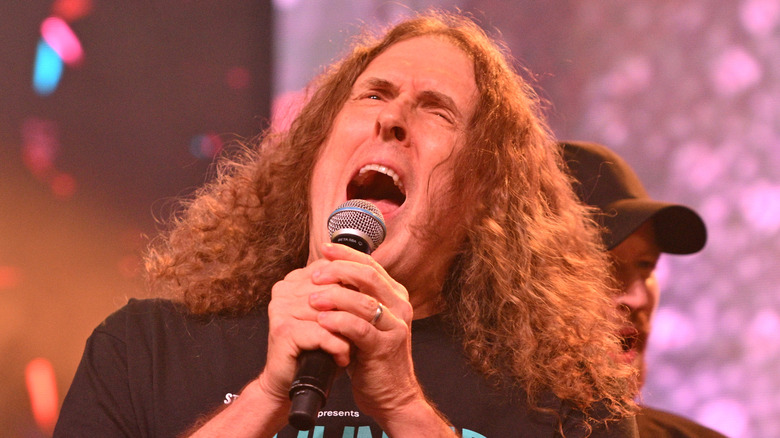 Weird Al Yankovic screaming into microphone