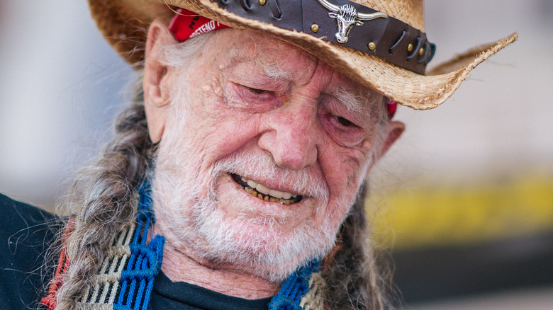 willie nelson performing