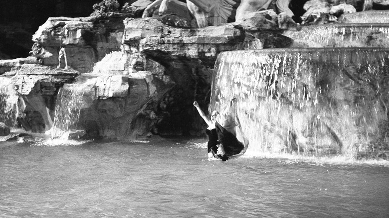 Anita Ekberg wades in Trevi Fountain