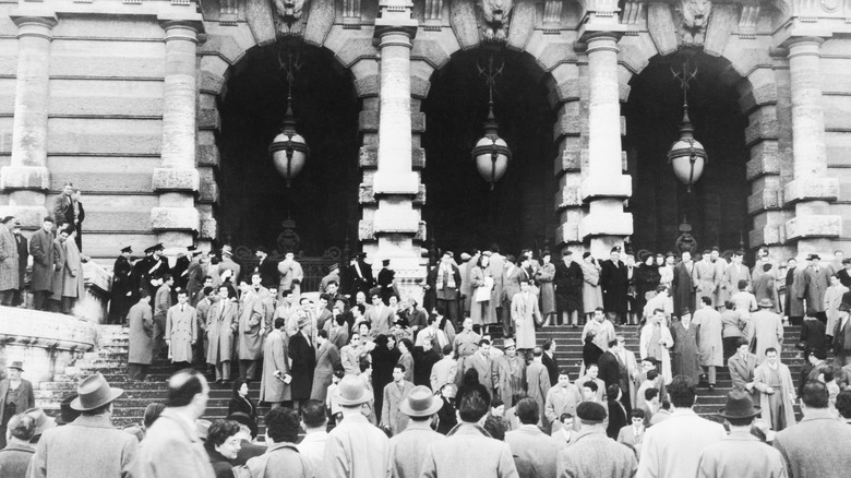 crowd outside courthouse Montesi trial