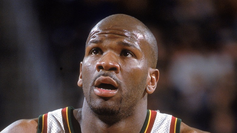 Ruben Patterson playing basketball