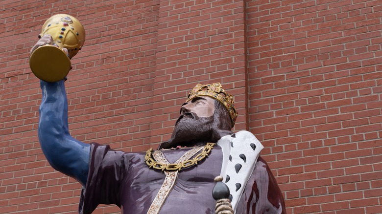 Wisconsin's King Gambrinus statue raising goble