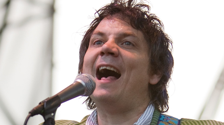 Jeff Tweedy singing on stage